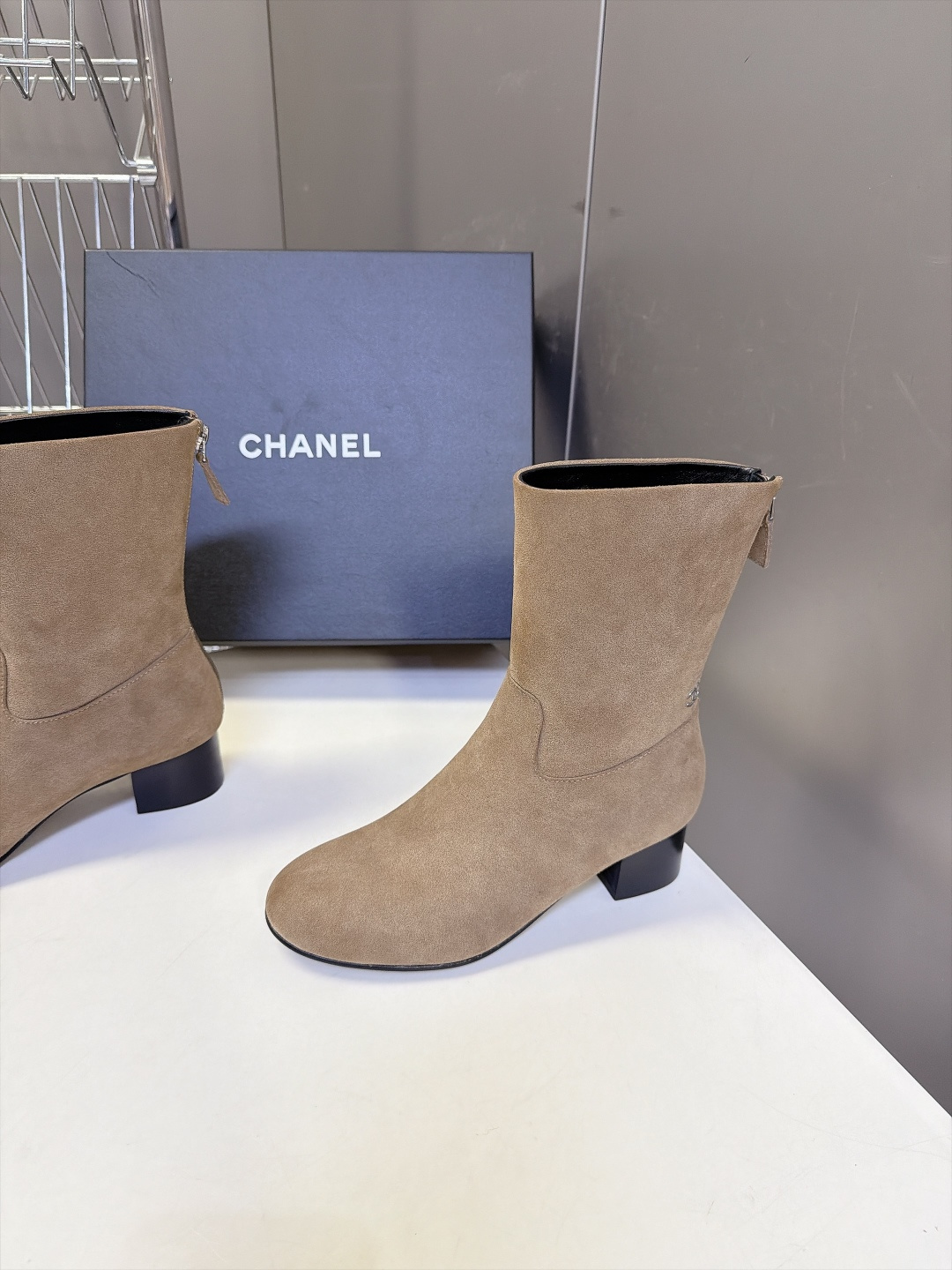 CHANEL香奈儿秋冬最新款粗跟后拉链短靴 超多明星网红种草 极简高级的圆头中筒靴型 线条流畅利落不挑腿型后跟拉链开合 CHANEL香奈儿秋冬最新款粗跟后拉链短靴 超多明星网红种草 极简高级的圆头中筒靴型 线条流畅利落不挑腿型后跟拉链开合