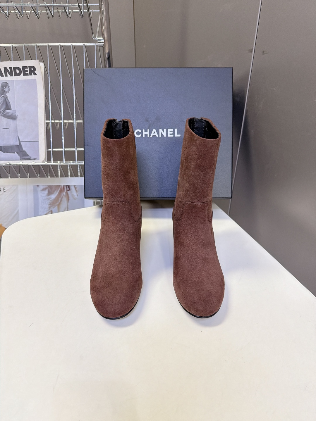 CHANEL香奈儿秋冬最新款粗跟后拉链短靴 超多明星网红种草 极简高级的圆头中筒靴型 线条流畅利落不挑腿型后跟拉链开合 