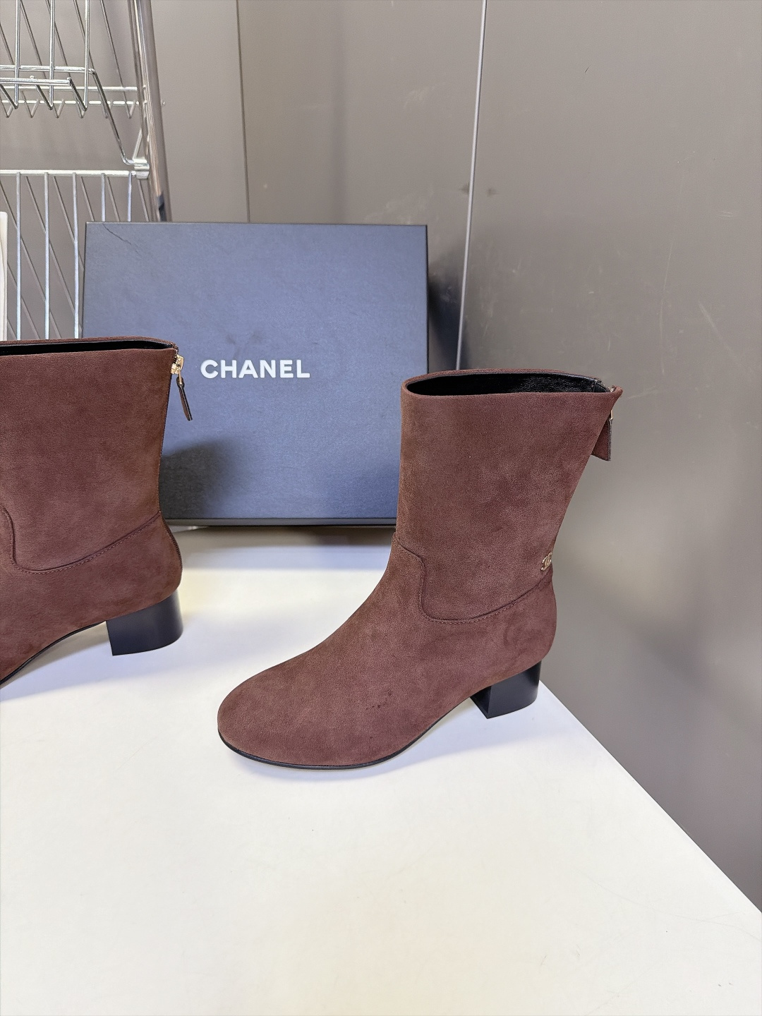 CHANEL香奈儿秋冬最新款粗跟后拉链短靴 超多明星网红种草 极简高级的圆头中筒靴型 线条流畅利落不挑腿型后跟拉链开合 