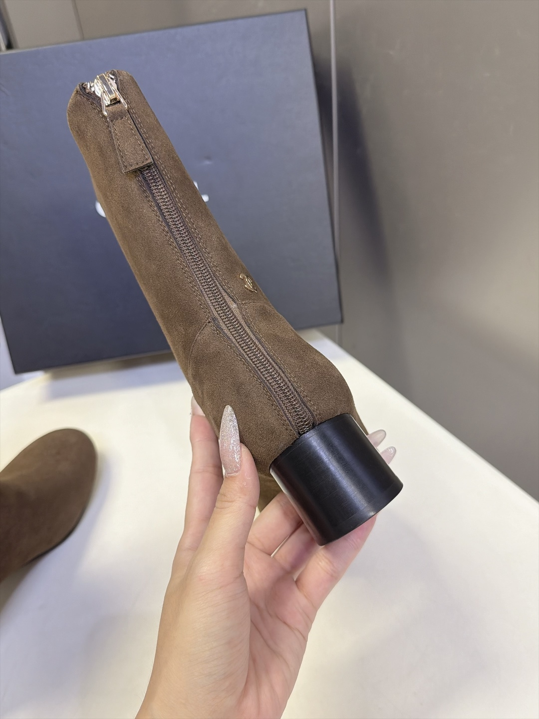 CHANEL香奈儿秋冬最新款粗跟后拉链短靴 超多明星网红种草 极简高级的圆头中筒靴型 线条流畅利落不挑腿型后跟拉链开合 