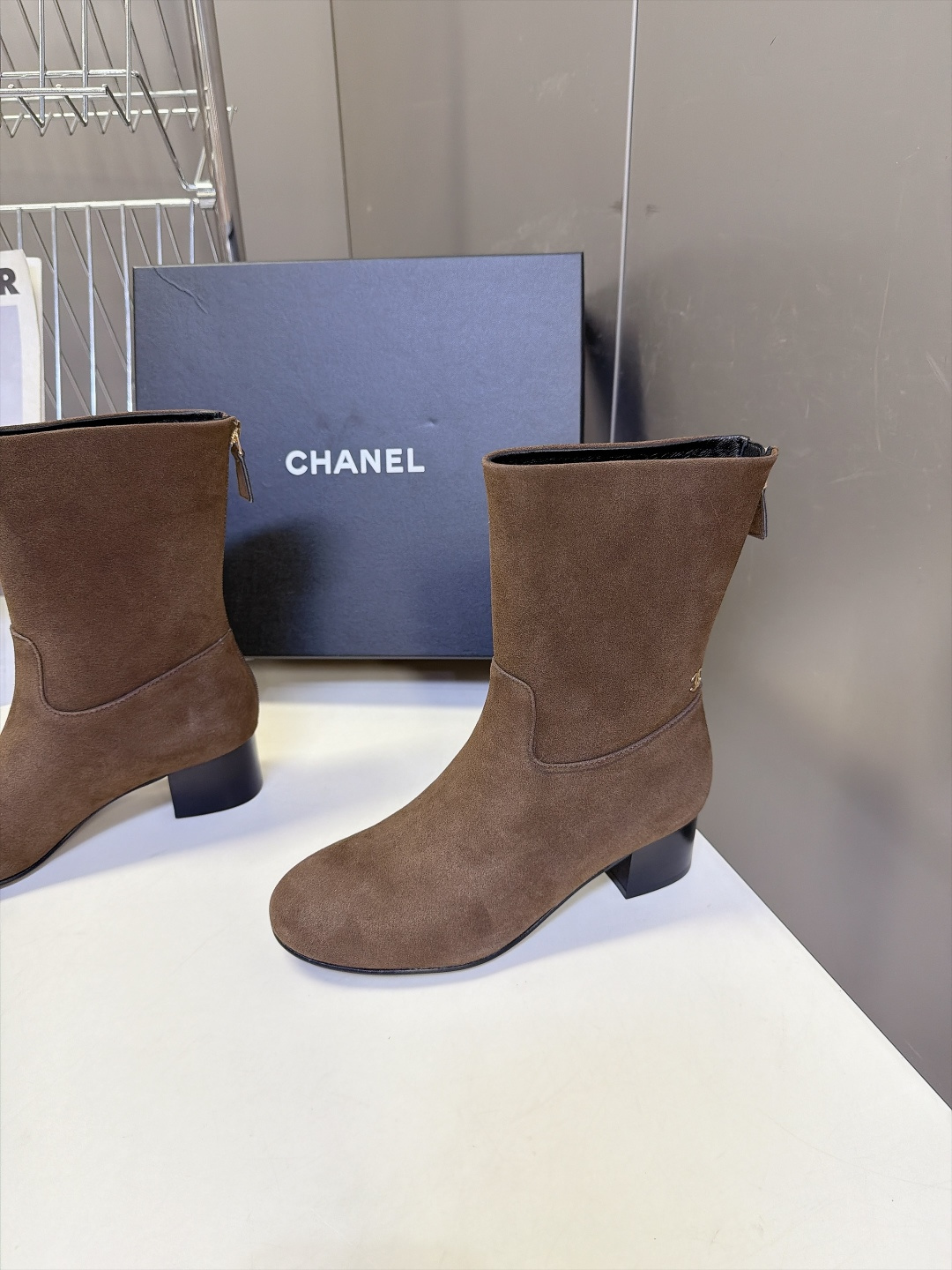 CHANEL香奈儿秋冬最新款粗跟后拉链短靴 超多明星网红种草 极简高级的圆头中筒靴型 线条流畅利落不挑腿型后跟拉链开合 