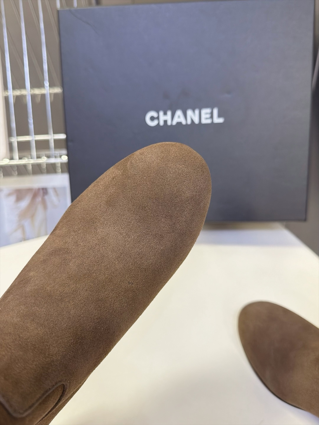 CHANEL香奈儿秋冬最新款粗跟后拉链短靴 超多明星网红种草 极简高级的圆头中筒靴型 线条流畅利落不挑腿型后跟拉链开合 