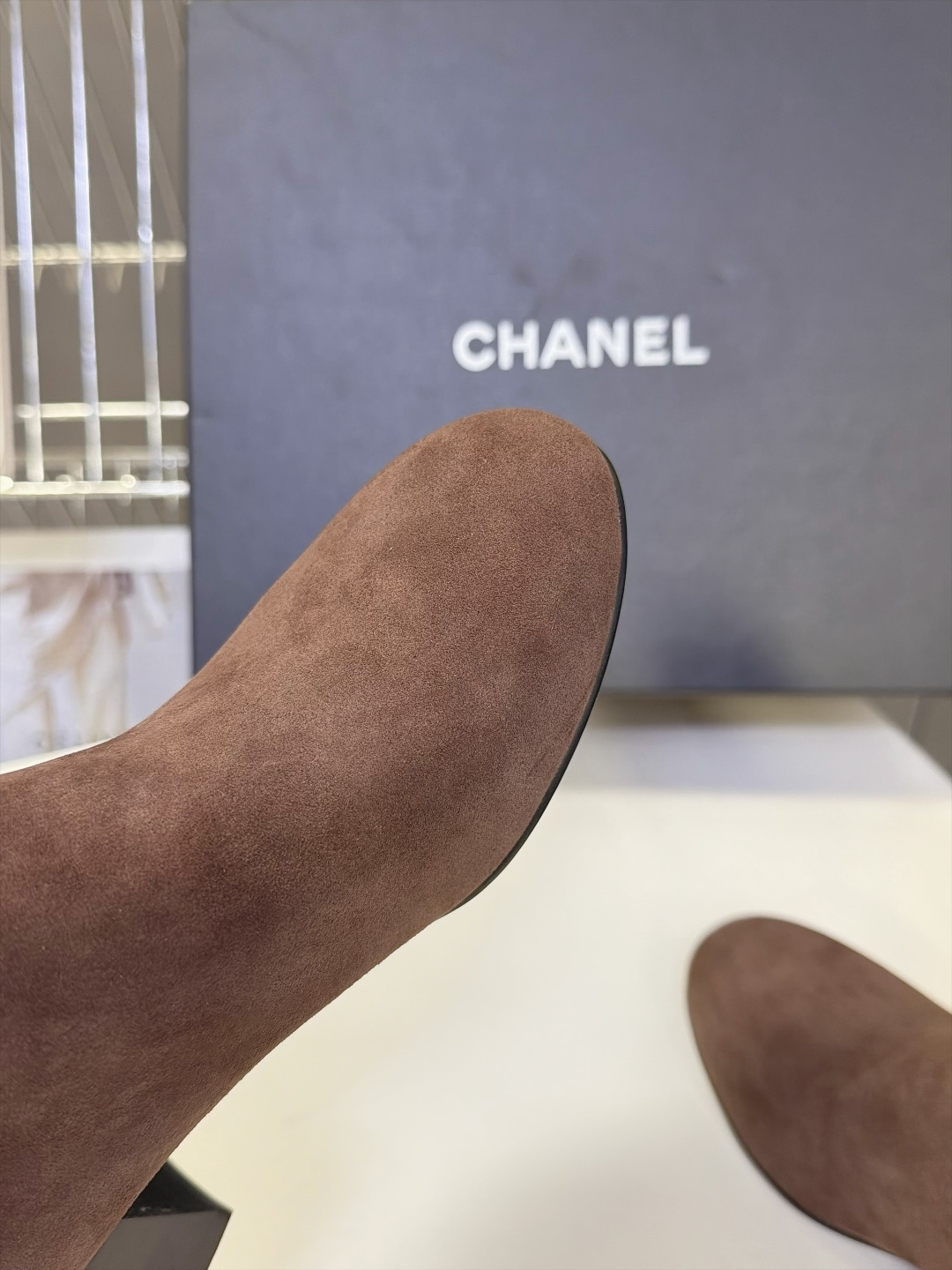 CHANEL香奈儿秋冬最新款粗跟后拉链短靴 超多明星网红种草 极简高级的圆头中筒靴型 线条流畅利落不挑腿型后跟拉链开合 