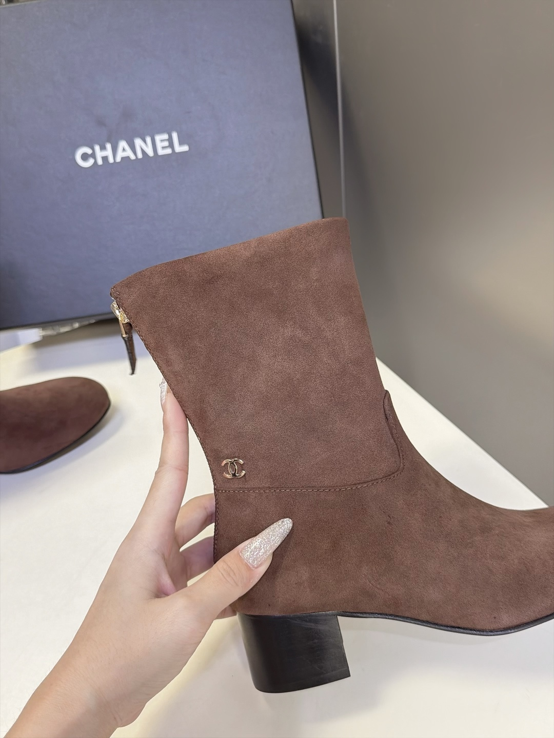 CHANEL香奈儿秋冬最新款粗跟后拉链短靴 超多明星网红种草 极简高级的圆头中筒靴型 线条流畅利落不挑腿型后跟拉链开合 