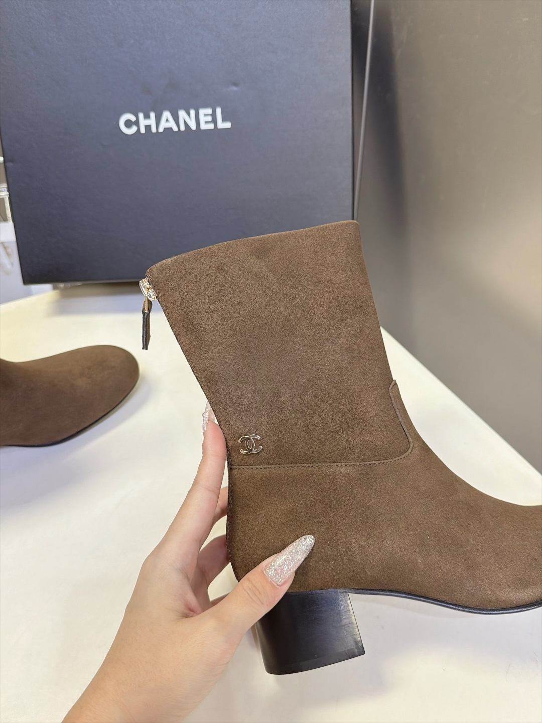 CHANEL香奈儿秋冬最新款粗跟后拉链短靴 超多明星网红种草 极简高级的圆头中筒靴型 线条流畅利落不挑腿型后跟拉链开合 