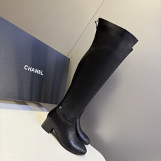 CHANEL香奈儿秋冬最新款粗跟高筒长靴 超多明星网红种草 极简高级的圆头中筒靴型 线条流畅利落不挑腿型后跟拉链开合 穿 CHANEL香奈儿秋冬最新款粗跟高筒长靴 超多明星网红种草 极简高级的圆头中筒靴型 线条流畅利落不挑腿型后跟拉链开合 穿