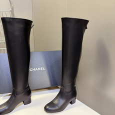 CHANEL香奈儿秋冬最新款粗跟高筒长靴 超多明星网红种草 极简高级的圆头中筒靴型 线条流畅利落不挑腿型后跟拉链开合 穿 CHANEL香奈儿秋冬最新款粗跟高筒长靴 超多明星网红种草 极简高级的圆头中筒靴型 线条流畅利落不挑腿型后跟拉链开合 穿