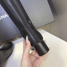CHANEL香奈儿秋冬最新款粗跟高筒长靴 超多明星网红种草 极简高级的圆头中筒靴型 线条流畅利落不挑腿型后跟拉链开合 穿 CHANEL香奈儿秋冬最新款粗跟高筒长靴 超多明星网红种草 极简高级的圆头中筒靴型 线条流畅利落不挑腿型后跟拉链开合 穿
