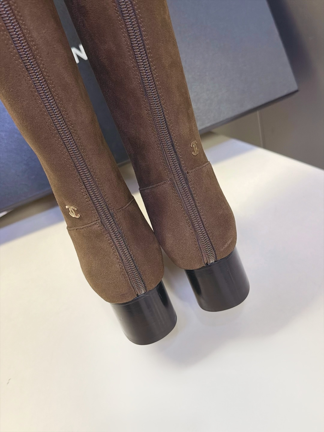 CHANEL香奈儿秋冬最新款粗跟高筒长靴 超多明星网红种草 极简高级的圆头中筒靴型 线条流畅利落不挑腿型后跟拉链开合 穿 CHANEL香奈儿秋冬最新款粗跟高筒长靴 超多明星网红种草 极简高级的圆头中筒靴型 线条流畅利落不挑腿型后跟拉链开合 穿