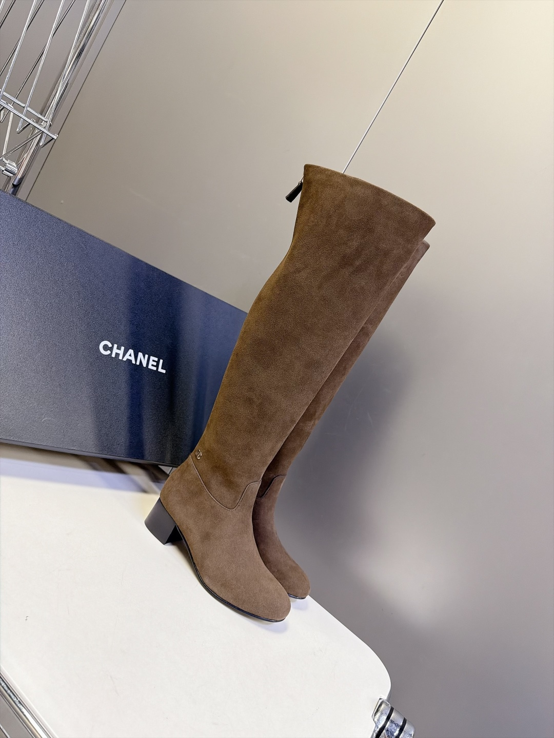CHANEL香奈儿秋冬最新款粗跟高筒长靴 超多明星网红种草 极简高级的圆头中筒靴型 线条流畅利落不挑腿型后跟拉链开合 穿 CHANEL香奈儿秋冬最新款粗跟高筒长靴 超多明星网红种草 极简高级的圆头中筒靴型 线条流畅利落不挑腿型后跟拉链开合 穿