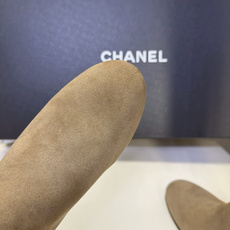 CHANEL香奈儿秋冬最新款粗跟高筒长靴 超多明星网红种草 极简高级的圆头中筒靴型 线条流畅利落不挑腿型后跟拉链开合 穿 CHANEL香奈儿秋冬最新款粗跟高筒长靴 超多明星网红种草 极简高级的圆头中筒靴型 线条流畅利落不挑腿型后跟拉链开合 穿