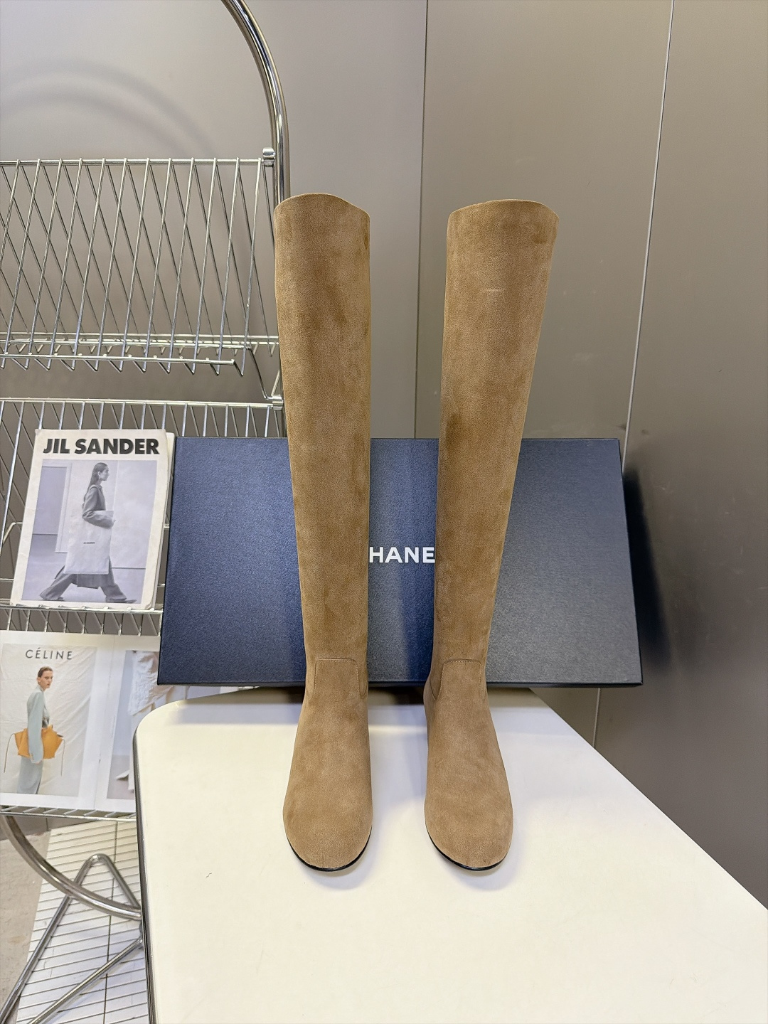 CHANEL香奈儿秋冬最新款粗跟高筒长靴 超多明星网红种草 极简高级的圆头中筒靴型 线条流畅利落不挑腿型后跟拉链开合 穿 CHANEL香奈儿秋冬最新款粗跟高筒长靴 超多明星网红种草 极简高级的圆头中筒靴型 线条流畅利落不挑腿型后跟拉链开合 穿