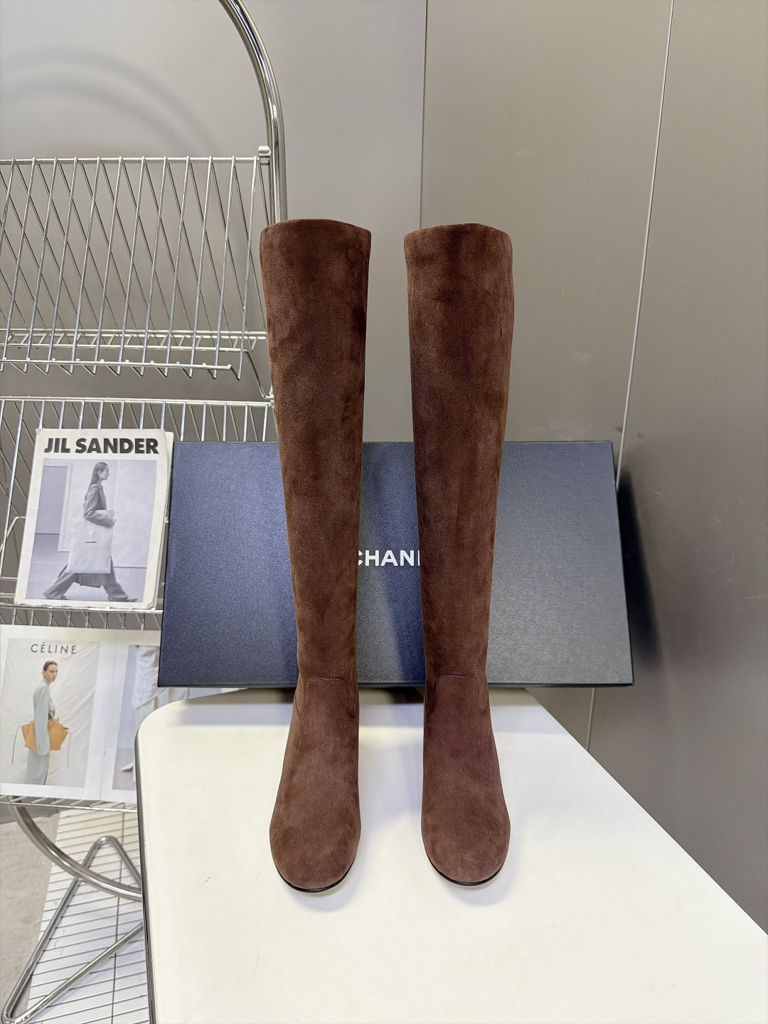 CHANEL香奈儿秋冬最新款粗跟高筒长靴 超多明星网红种草 极简高级的圆头中筒靴型 线条流畅利落不挑腿型后跟拉链开合 穿 CHANEL香奈儿秋冬最新款粗跟高筒长靴 超多明星网红种草 极简高级的圆头中筒靴型 线条流畅利落不挑腿型后跟拉链开合 穿