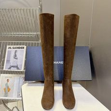 CHANEL香奈儿秋冬最新款粗跟高筒长靴 超多明星网红种草 极简高级的圆头中筒靴型 线条流畅利落不挑腿型后跟拉链开合 穿 CHANEL香奈儿秋冬最新款粗跟高筒长靴 超多明星网红种草 极简高级的圆头中筒靴型 线条流畅利落不挑腿型后跟拉链开合 穿