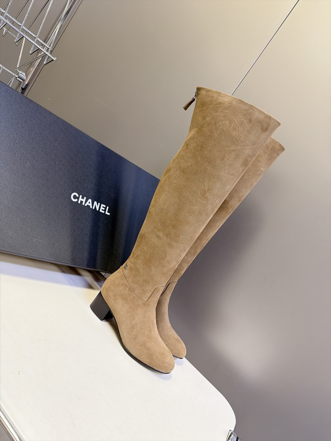 CHANEL香奈儿秋冬最新款粗跟高筒长靴 超多明星网红种草 极简高级的圆头中筒靴型 线条流畅利落不挑腿型后跟拉链开合 穿 CHANEL香奈儿秋冬最新款粗跟高筒长靴 超多明星网红种草 极简高级的圆头中筒靴型 线条流畅利落不挑腿型后跟拉链开合 穿