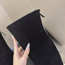 CHANEL香奈儿秋冬最新款粗跟高筒长靴 超多明星网红种草 极简高级的圆头中筒靴型 线条流畅利落不挑腿型后跟拉链开合 穿 CHANEL香奈儿秋冬最新款粗跟高筒长靴 超多明星网红种草 极简高级的圆头中筒靴型 线条流畅利落不挑腿型后跟拉链开合 穿