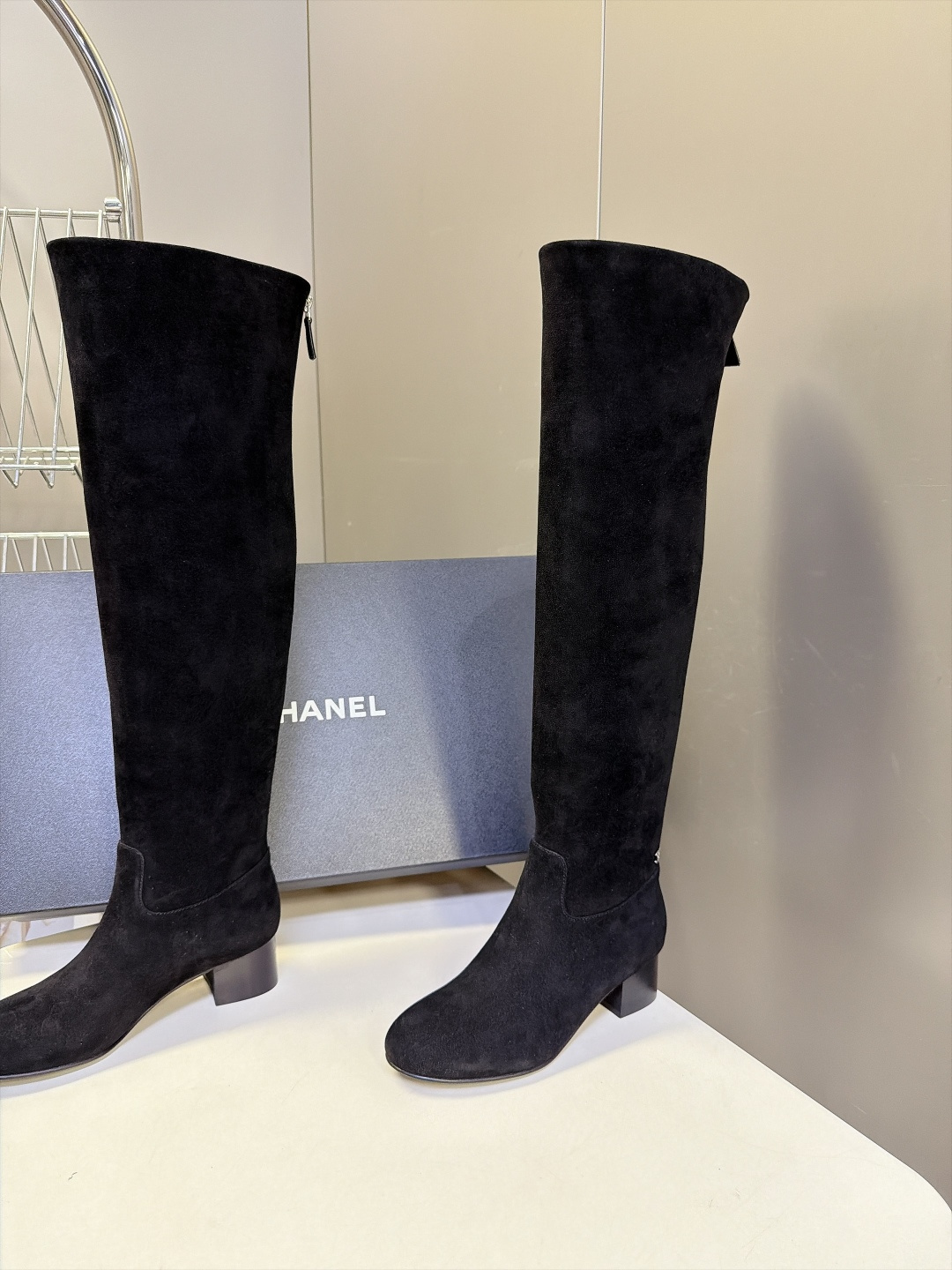 CHANEL香奈儿秋冬最新款粗跟高筒长靴 超多明星网红种草 极简高级的圆头中筒靴型 线条流畅利落不挑腿型后跟拉链开合 穿 CHANEL香奈儿秋冬最新款粗跟高筒长靴 超多明星网红种草 极简高级的圆头中筒靴型 线条流畅利落不挑腿型后跟拉链开合 穿