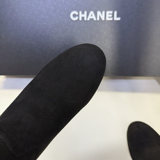 CHANEL香奈儿秋冬最新款粗跟高筒长靴 超多明星网红种草 极简高级的圆头中筒靴型 线条流畅利落不挑腿型后跟拉链开合 穿 CHANEL香奈儿秋冬最新款粗跟高筒长靴 超多明星网红种草 极简高级的圆头中筒靴型 线条流畅利落不挑腿型后跟拉链开合 穿
