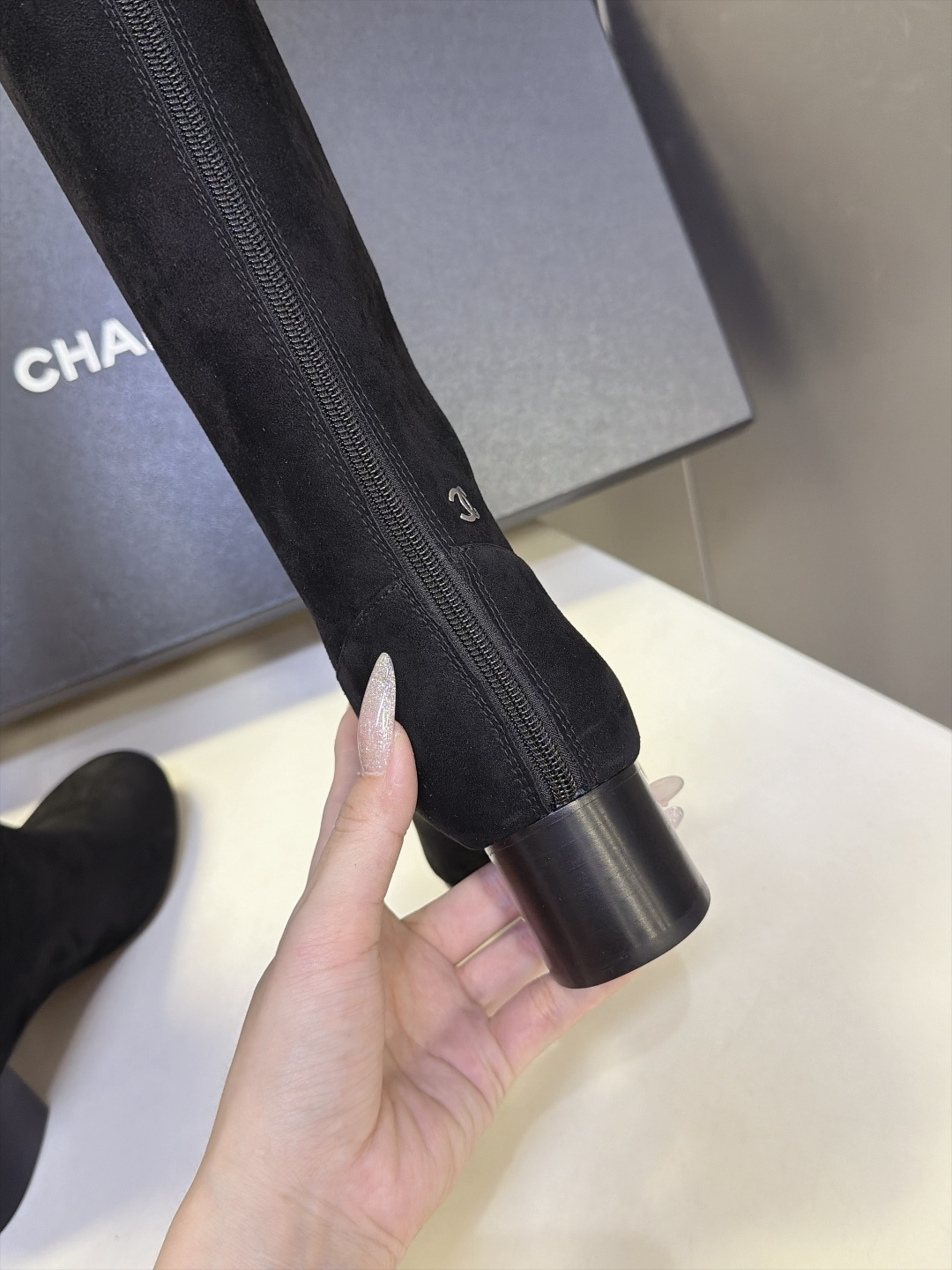 CHANEL香奈儿秋冬最新款粗跟高筒长靴 超多明星网红种草 极简高级的圆头中筒靴型 线条流畅利落不挑腿型后跟拉链开合 穿 CHANEL香奈儿秋冬最新款粗跟高筒长靴 超多明星网红种草 极简高级的圆头中筒靴型 线条流畅利落不挑腿型后跟拉链开合 穿