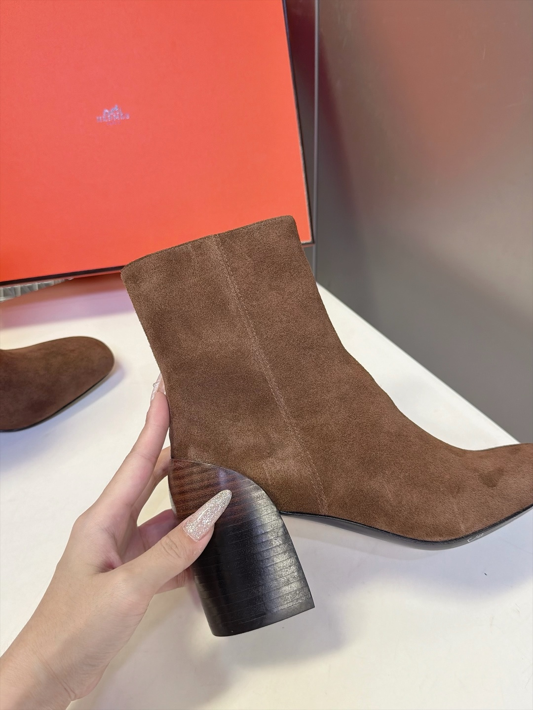 Hermès爱马仕秋冬最新款木纹粗跟短靴 超多明星网红种草 柔和圆头踝靴版型 线条简约利落 侧面拉链开合 穿脱方便 木纹