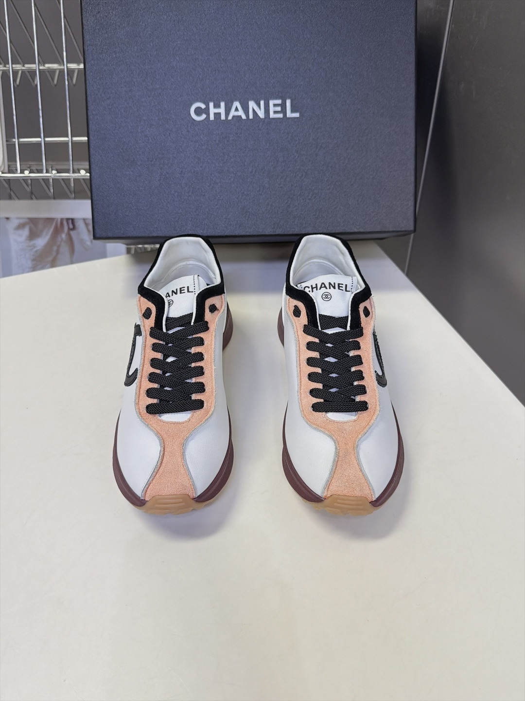 CHANEL香奈儿最新款复古德训运动鞋｜ 超多明星网红种草 复古流线德训鞋型 简约流畅鞋身 拼接撞色设计 侧面标志性立体