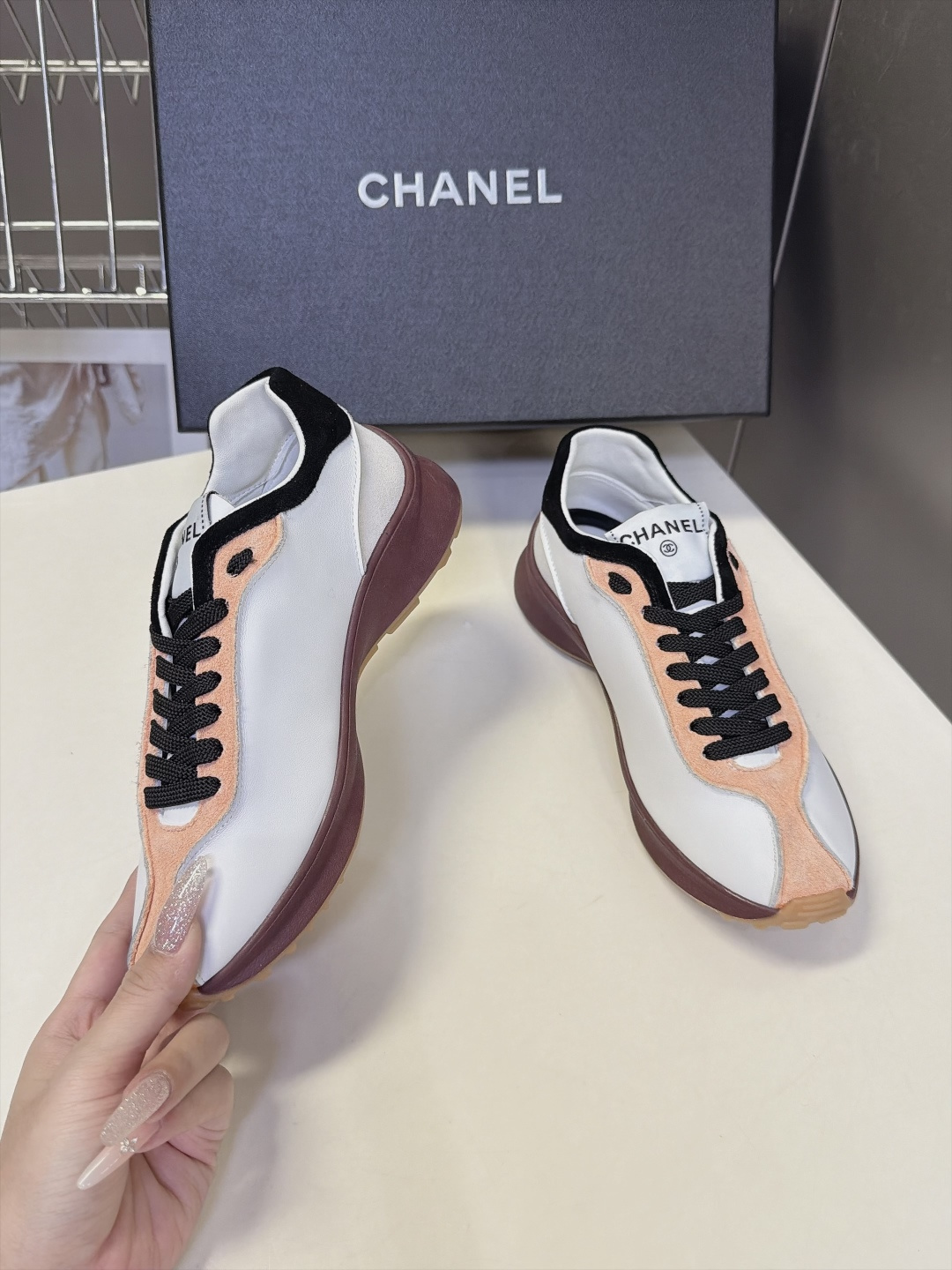 CHANEL香奈儿最新款复古德训运动鞋｜ 超多明星网红种草 复古流线德训鞋型 简约流畅鞋身 拼接撞色设计 侧面标志性立体