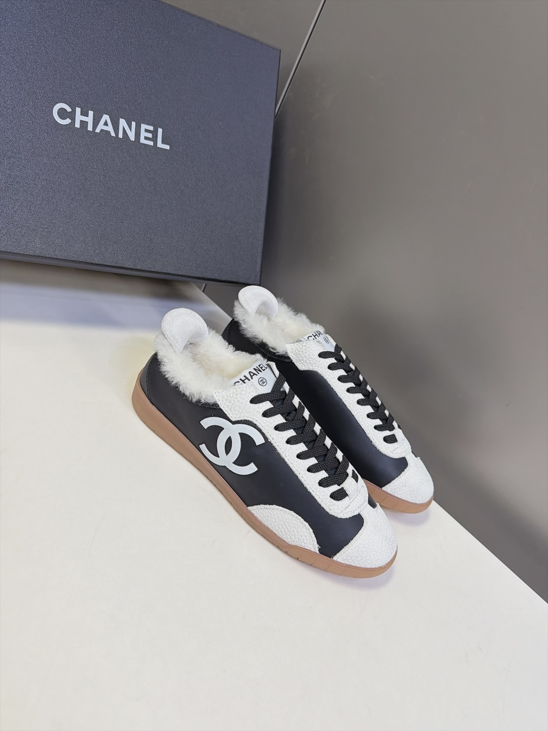 CHANEL香奈儿最新款羊毛德训毛毛运动鞋 超多明星网红种草 经典复古德训鞋鞋型 黑白拼色复古撞色 细腻头层牛皮搭配颗粒