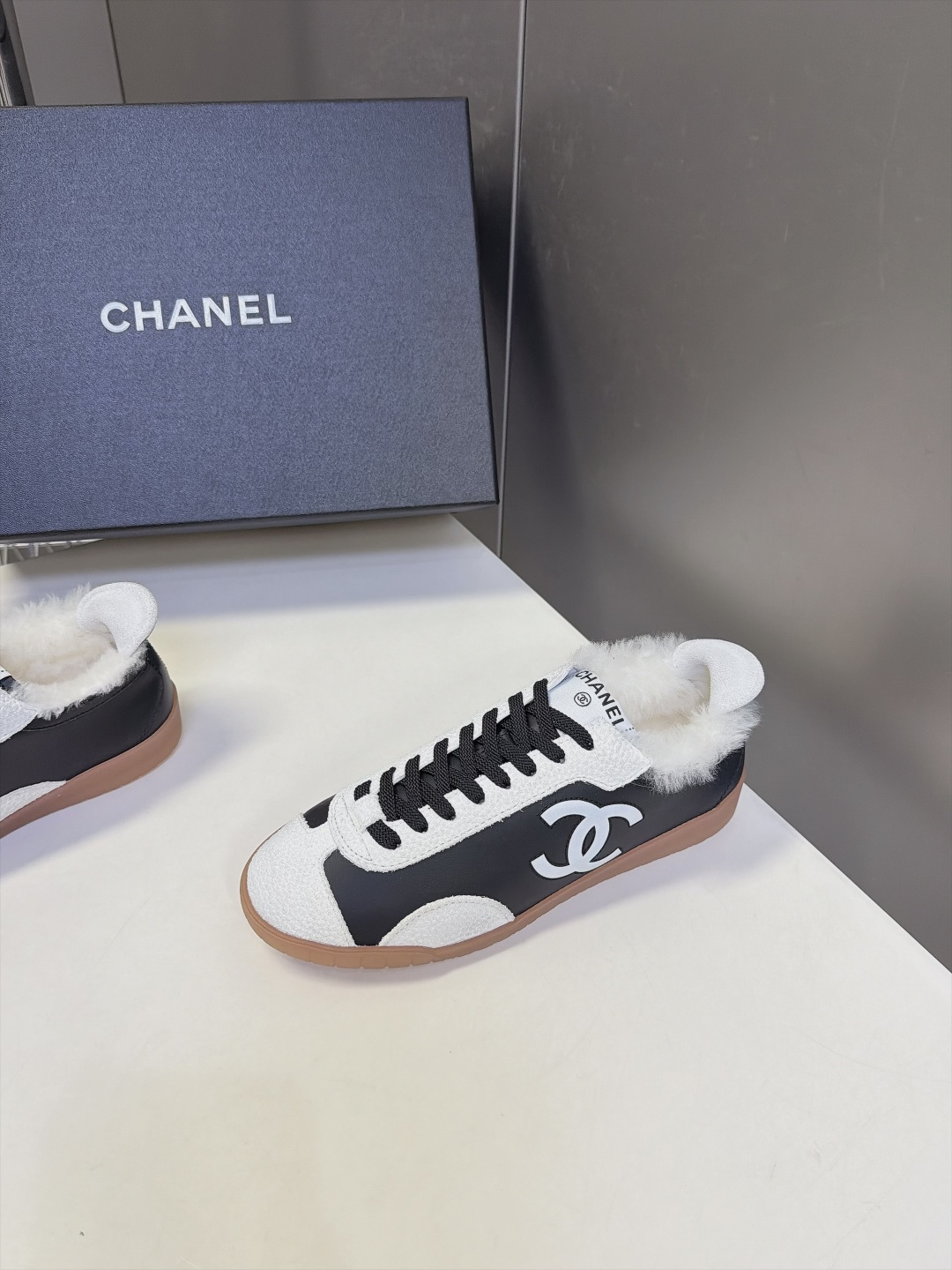 CHANEL香奈儿最新款羊毛德训毛毛运动鞋 超多明星网红种草 经典复古德训鞋鞋型 黑白拼色复古撞色 细腻头层牛皮搭配颗粒