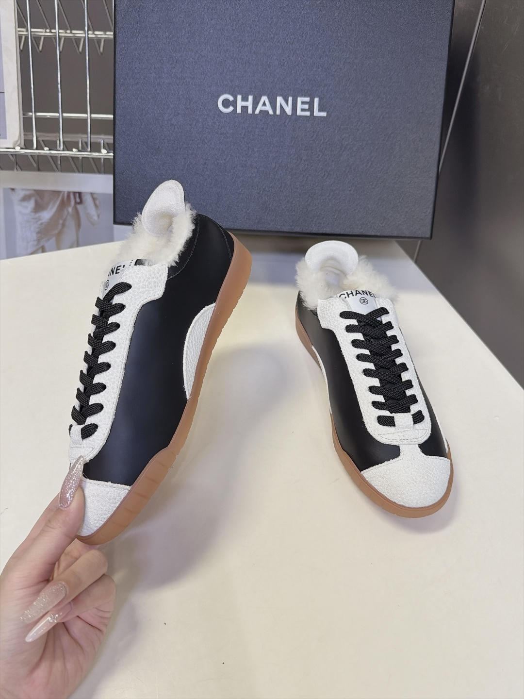 CHANEL香奈儿最新款羊毛德训毛毛运动鞋 超多明星网红种草 经典复古德训鞋鞋型 黑白拼色复古撞色 细腻头层牛皮搭配颗粒