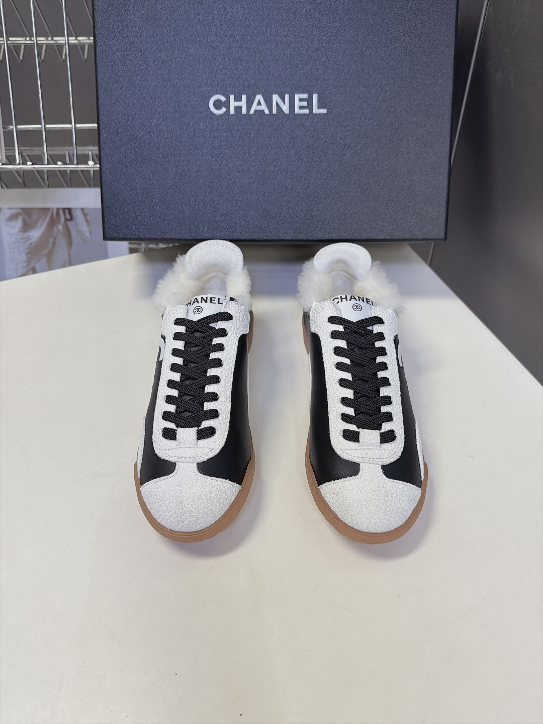 CHANEL香奈儿最新款羊毛德训毛毛运动鞋 超多明星网红种草 经典复古德训鞋鞋型 黑白拼色复古撞色 细腻头层牛皮搭配颗粒