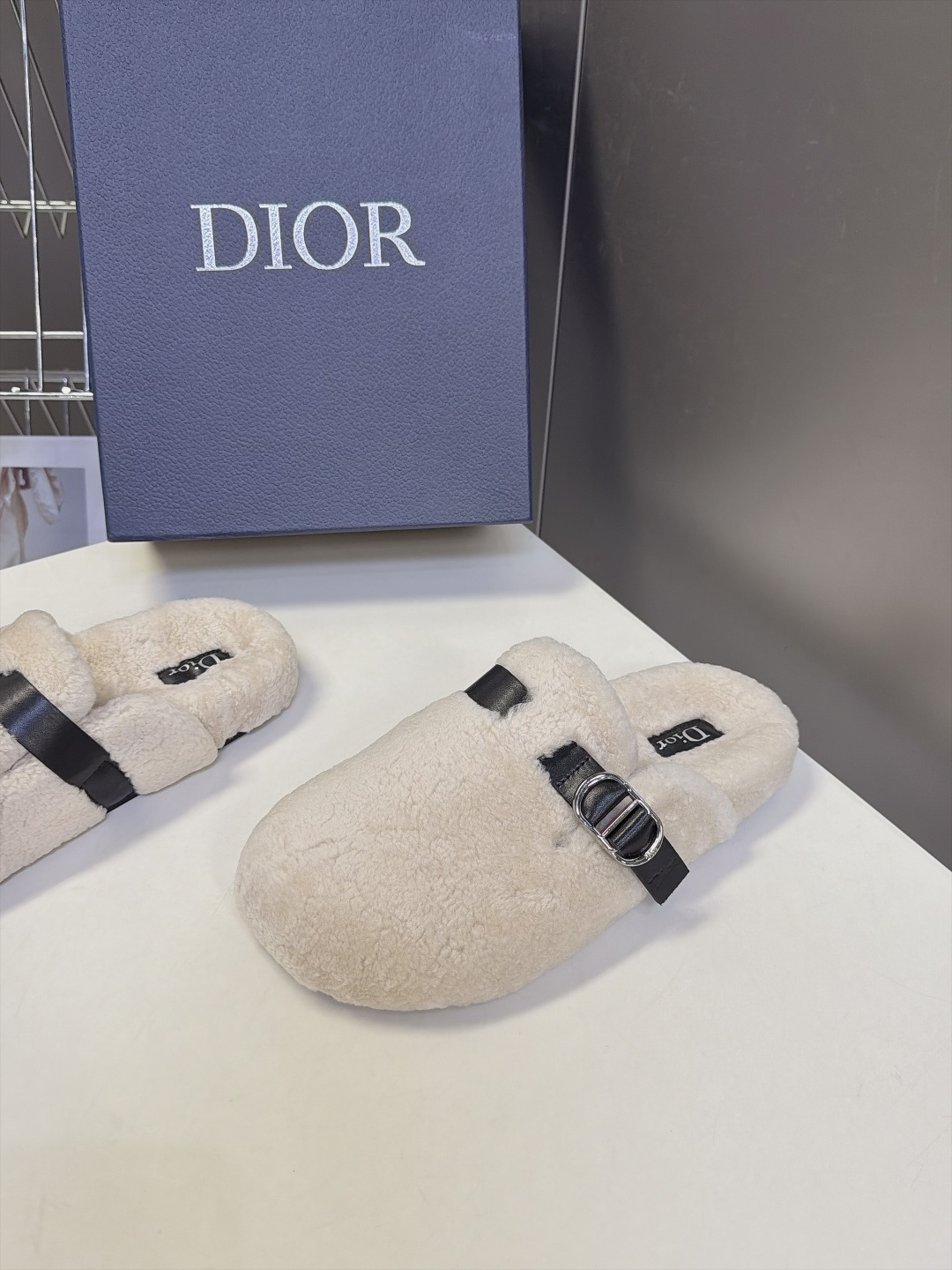 Dior迪奥秋冬最新款毛毛勃肯拖鞋 超多明星网红种草 包头半拖勃肯版型 整鞋包裹浓密泰迪羊毛 软乎乎视觉感 搭配黑色皮质