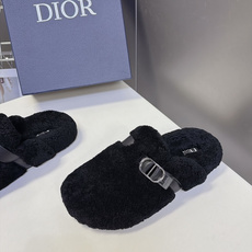 Dior迪奥秋冬最新款毛毛勃肯拖鞋 超多明星网红种草 包头半拖勃肯版型 整鞋包裹浓密泰迪羊毛 软乎乎视觉感 搭配黑色皮质 Dior迪奥秋冬最新款毛毛勃肯拖鞋 超多明星网红种草 包头半拖勃肯版型 整鞋包裹浓密泰迪羊毛 软乎乎视觉感 搭配黑色皮质