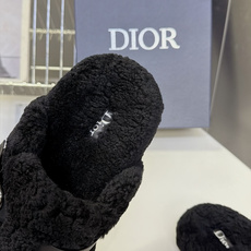 Dior迪奥秋冬最新款毛毛勃肯拖鞋 超多明星网红种草 包头半拖勃肯版型 整鞋包裹浓密泰迪羊毛 软乎乎视觉感 搭配黑色皮质 Dior迪奥秋冬最新款毛毛勃肯拖鞋 超多明星网红种草 包头半拖勃肯版型 整鞋包裹浓密泰迪羊毛 软乎乎视觉感 搭配黑色皮质