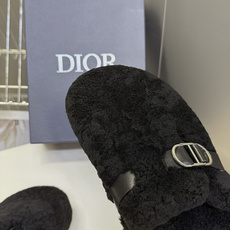 Dior迪奥秋冬最新款毛毛勃肯拖鞋 超多明星网红种草 包头半拖勃肯版型 整鞋包裹浓密泰迪羊毛 软乎乎视觉感 搭配黑色皮质 Dior迪奥秋冬最新款毛毛勃肯拖鞋 超多明星网红种草 包头半拖勃肯版型 整鞋包裹浓密泰迪羊毛 软乎乎视觉感 搭配黑色皮质