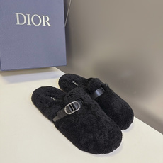 Dior迪奥秋冬最新款毛毛勃肯拖鞋 超多明星网红种草 包头半拖勃肯版型 整鞋包裹浓密泰迪羊毛 软乎乎视觉感 搭配黑色皮质 Dior迪奥秋冬最新款毛毛勃肯拖鞋 超多明星网红种草 包头半拖勃肯版型 整鞋包裹浓密泰迪羊毛 软乎乎视觉感 搭配黑色皮质