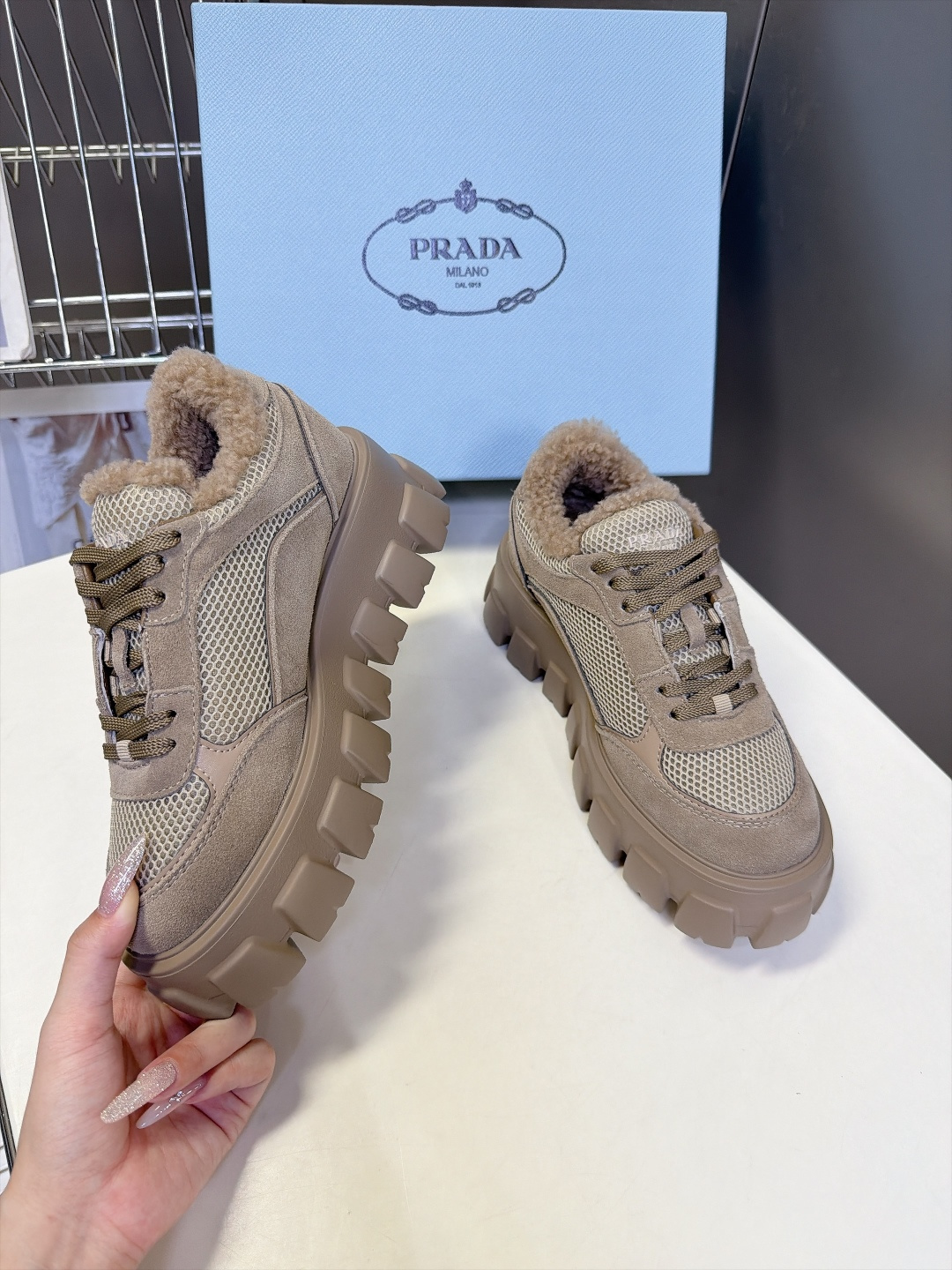 Prada普拉达秋冬最新款羊毛里齿轮厚底松糕鞋 超多明星网红种草 标志性三角徽标 齿轮锯齿厚底辨识度拉满 网面拼接翻毛皮 Prada普拉达秋冬最新款羊毛里齿轮厚底松糕鞋 超多明星网红种草 标志性三角徽标 齿轮锯齿厚底辨识度拉满 网面拼接翻毛皮