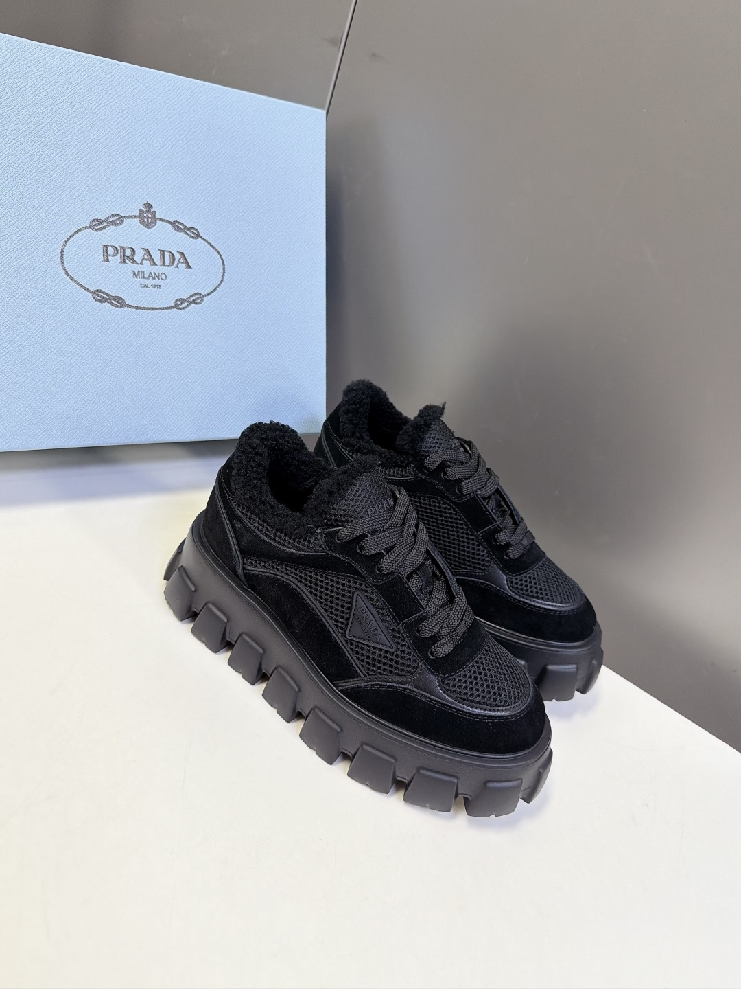 Prada普拉达秋冬最新款羊毛里齿轮厚底松糕鞋 超多明星网红种草 标志性三角徽标 齿轮锯齿厚底辨识度拉满 网面拼接翻毛皮 Prada普拉达秋冬最新款羊毛里齿轮厚底松糕鞋 超多明星网红种草 标志性三角徽标 齿轮锯齿厚底辨识度拉满 网面拼接翻毛皮