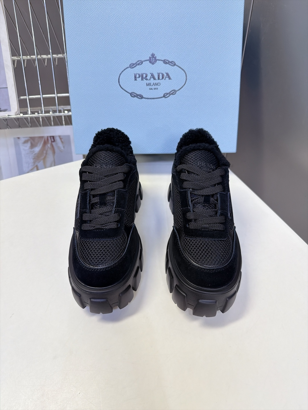 Prada普拉达秋冬最新款羊毛里齿轮厚底松糕鞋 超多明星网红种草 标志性三角徽标 齿轮锯齿厚底辨识度拉满 网面拼接翻毛皮 Prada普拉达秋冬最新款羊毛里齿轮厚底松糕鞋 超多明星网红种草 标志性三角徽标 齿轮锯齿厚底辨识度拉满 网面拼接翻毛皮