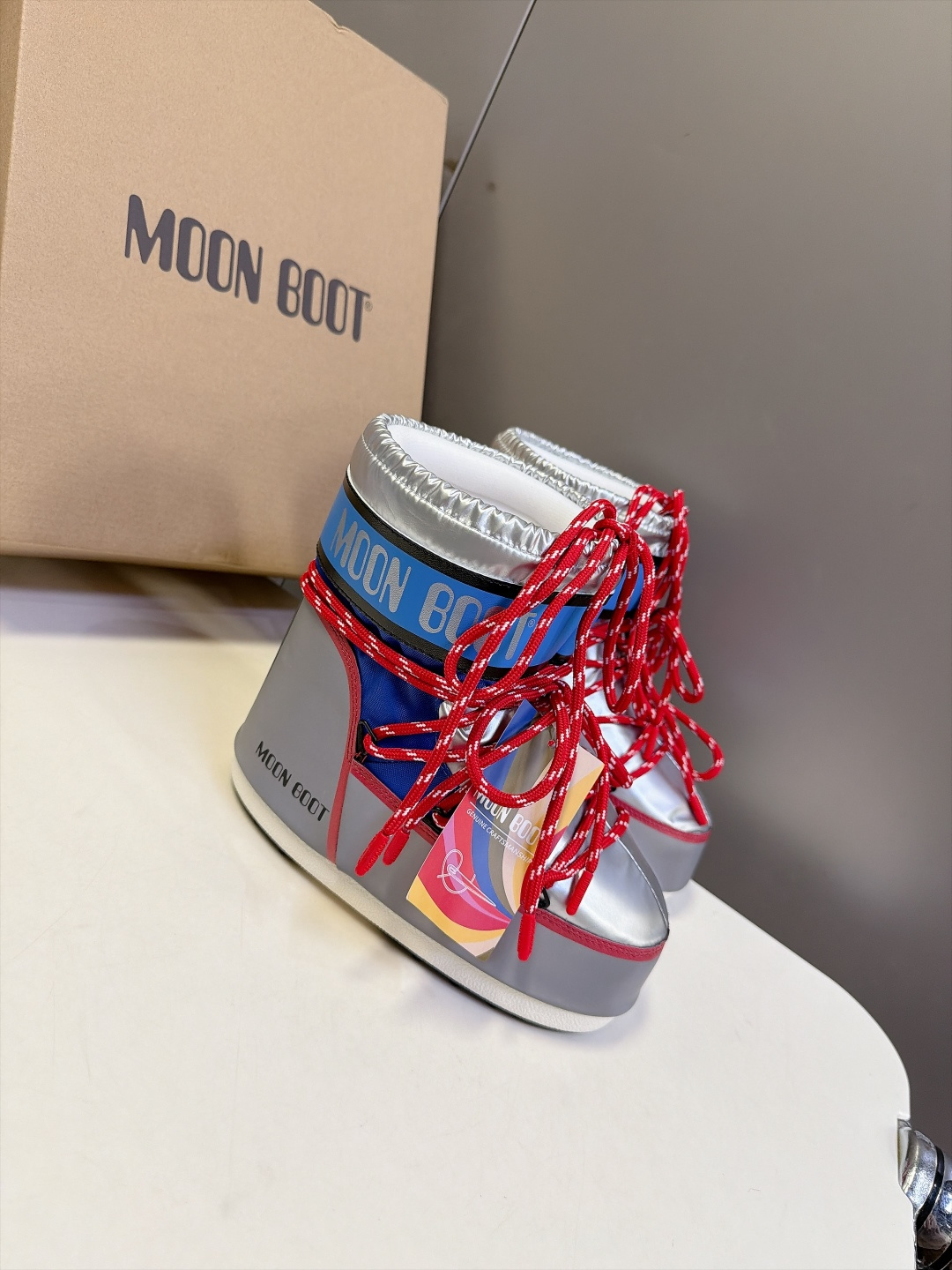 Moon Boot 秋冬最新款雪地靴 丑萌滑雪鞋 超多明星网红种草 秋冬滑雪必备款 现在有一款更另类的雪地靴又杀回来了 