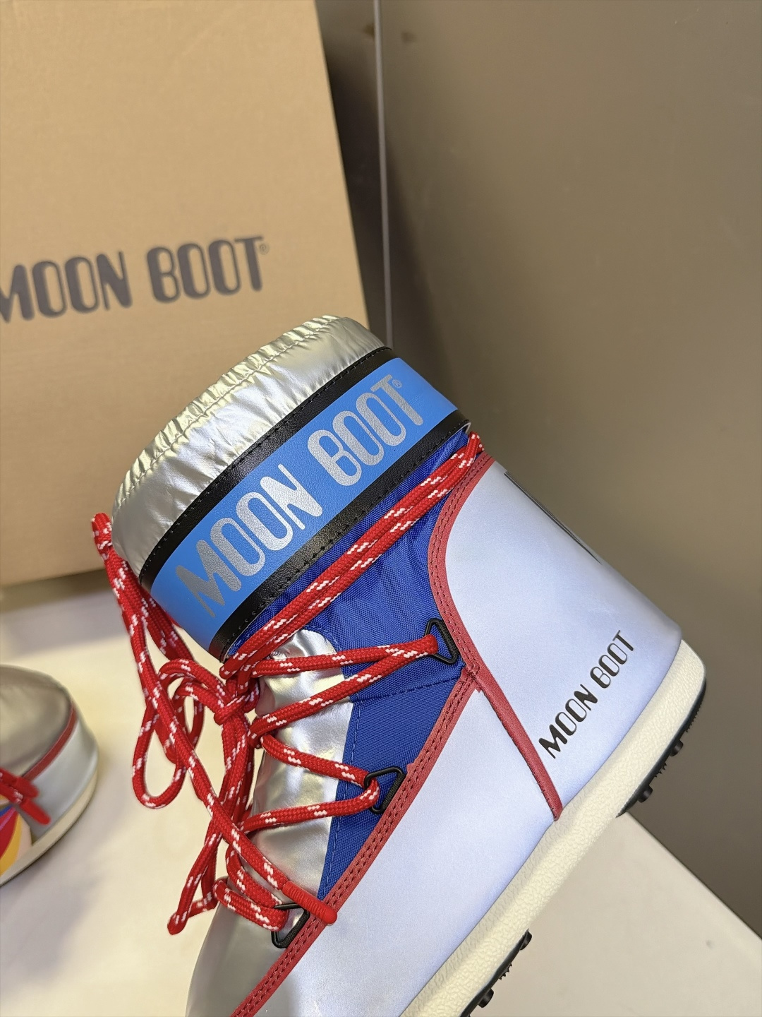 Moon Boot 秋冬最新款雪地靴 丑萌滑雪鞋 超多明星网红种草 秋冬滑雪必备款 现在有一款更另类的雪地靴又杀回来了 