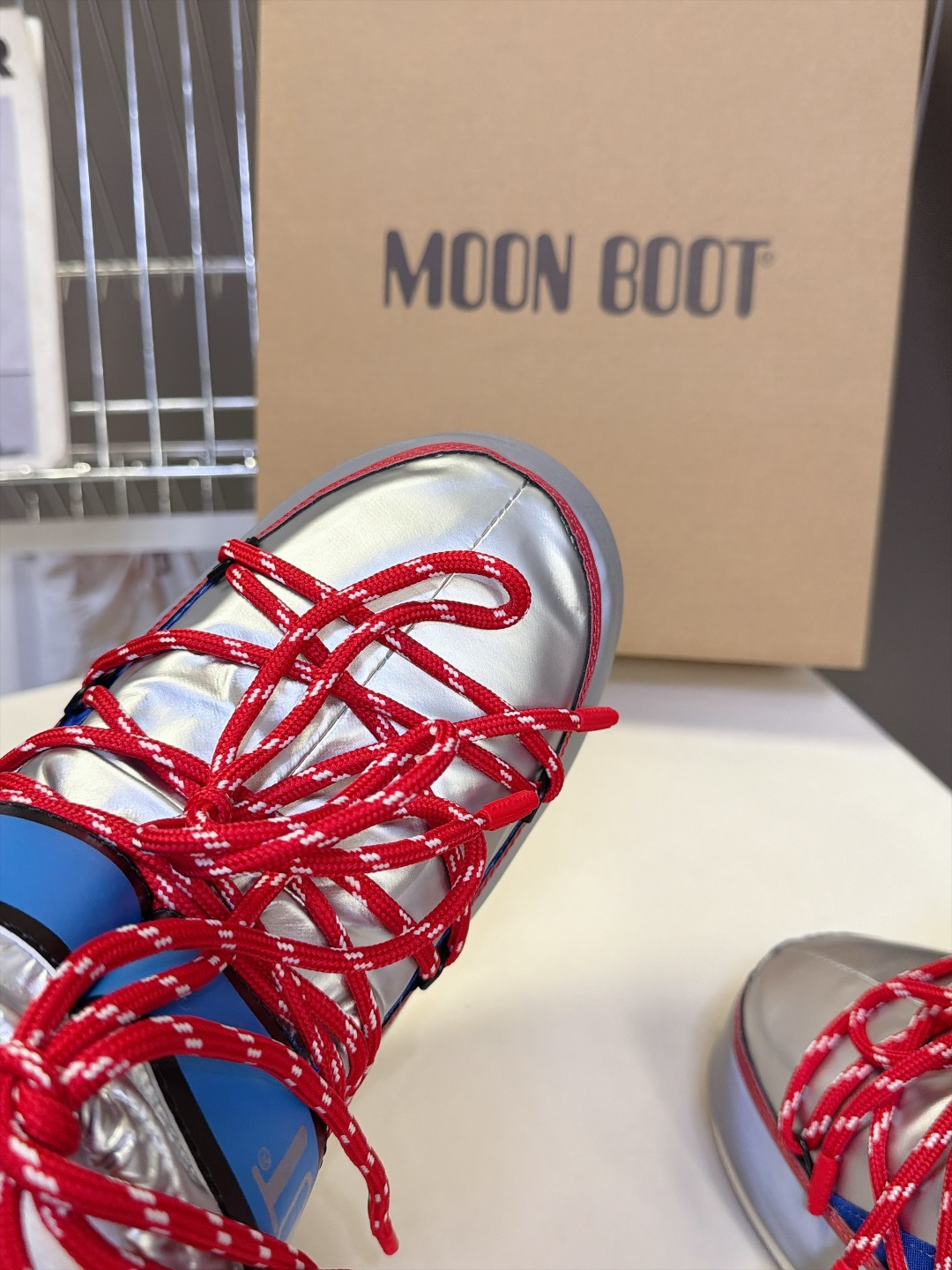 Moon Boot 秋冬最新款雪地靴 丑萌滑雪鞋 超多明星网红种草 秋冬滑雪必备款 现在有一款更另类的雪地靴又杀回来了 