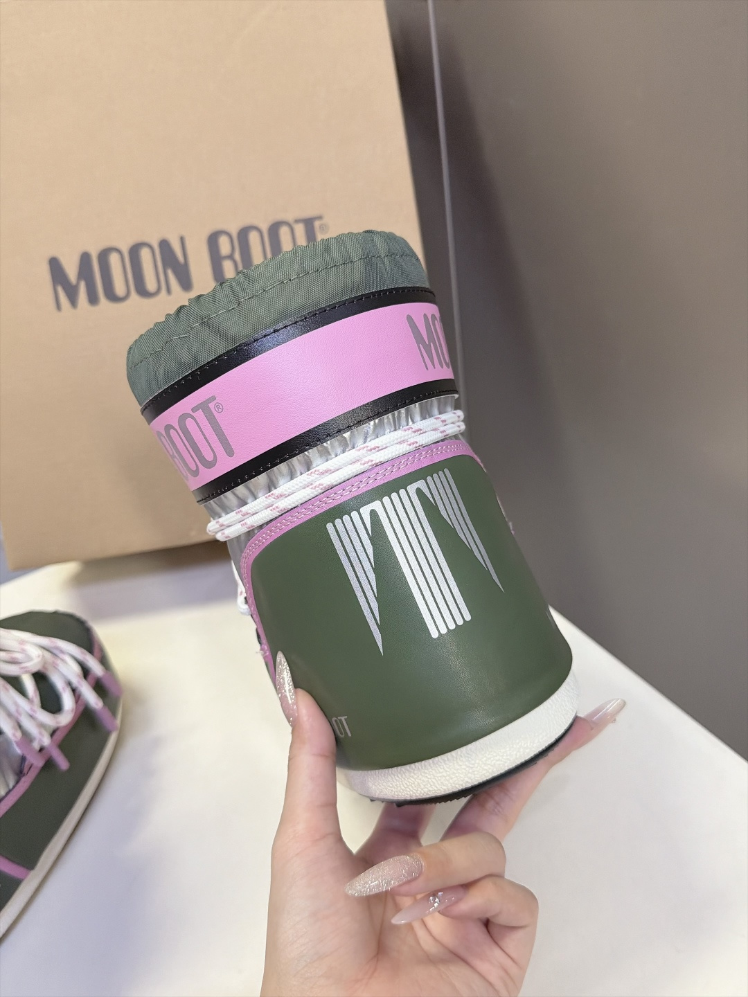 Moon Boot 秋冬最新款雪地靴 丑萌滑雪鞋 超多明星网红种草 秋冬滑雪必备款 现在有一款更另类的雪地靴又杀回来了 Moon Boot 秋冬最新款雪地靴 丑萌滑雪鞋 超多明星网红种草 秋冬滑雪必备款 现在有一款更另类的雪地靴又杀回来了