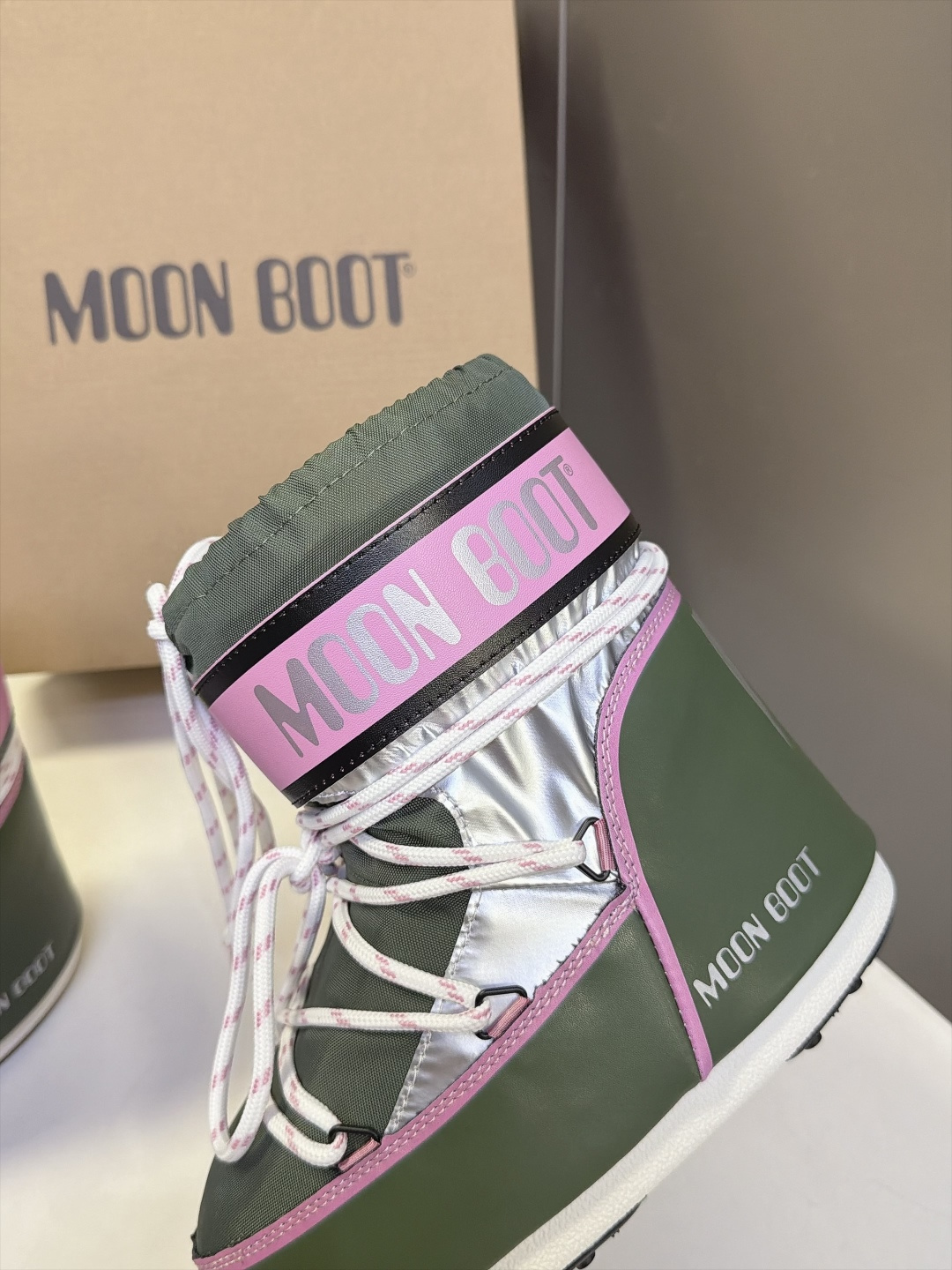 Moon Boot 秋冬最新款雪地靴 丑萌滑雪鞋 超多明星网红种草 秋冬滑雪必备款 现在有一款更另类的雪地靴又杀回来了 Moon Boot 秋冬最新款雪地靴 丑萌滑雪鞋 超多明星网红种草 秋冬滑雪必备款 现在有一款更另类的雪地靴又杀回来了
