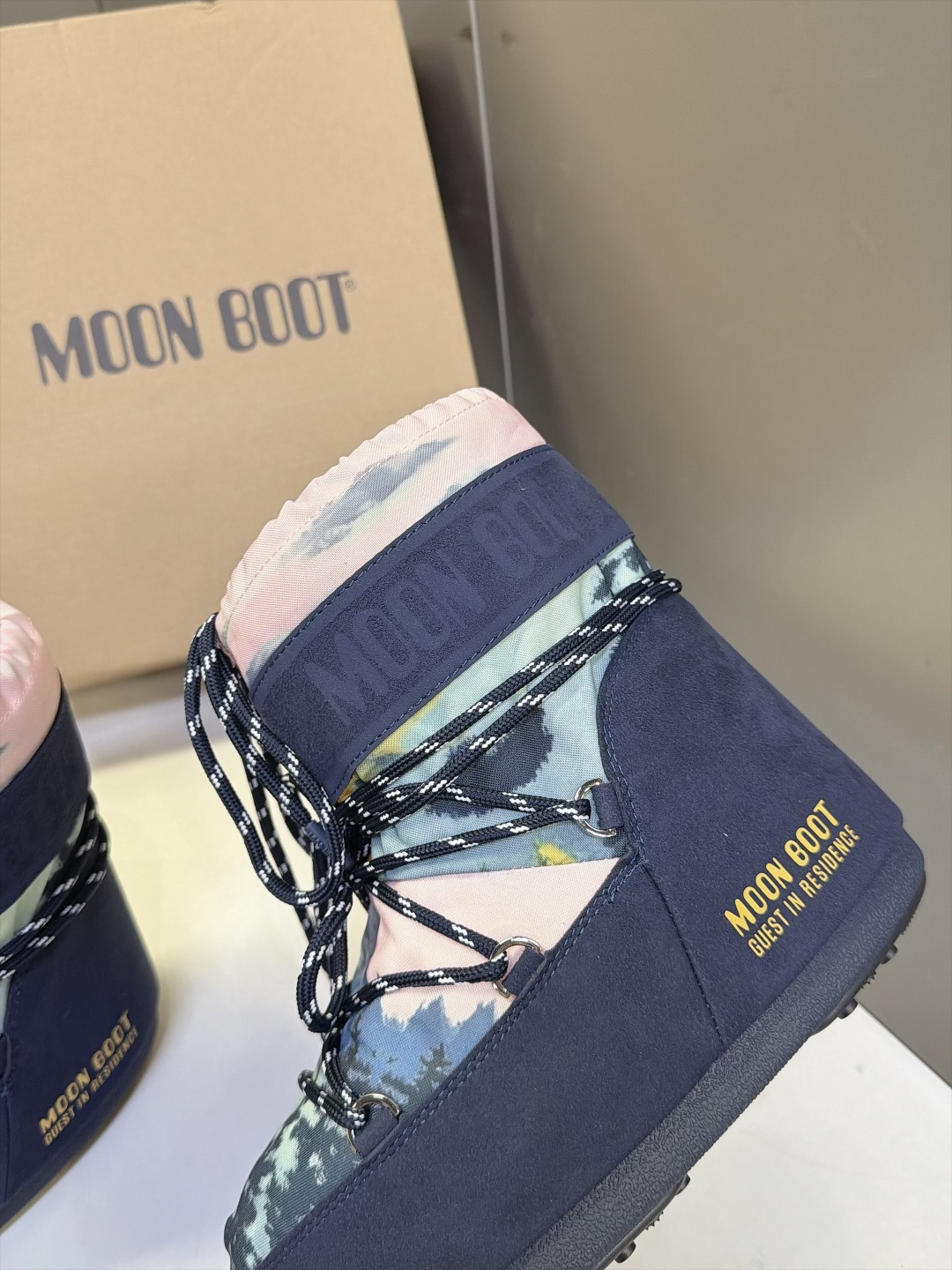 Moon Boot 秋冬最新款雪地靴 丑萌滑雪鞋 超多明星网红种草 秋冬滑雪必备款 现在有一款更另类的雪地靴又杀回来了 