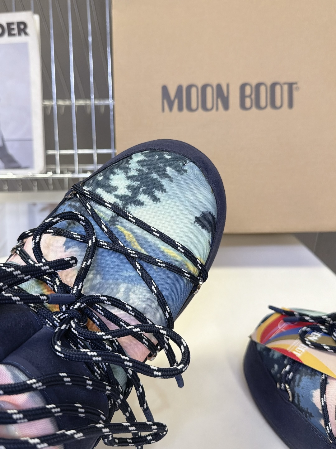 Moon Boot 秋冬最新款雪地靴 丑萌滑雪鞋 超多明星网红种草 秋冬滑雪必备款 现在有一款更另类的雪地靴又杀回来了 