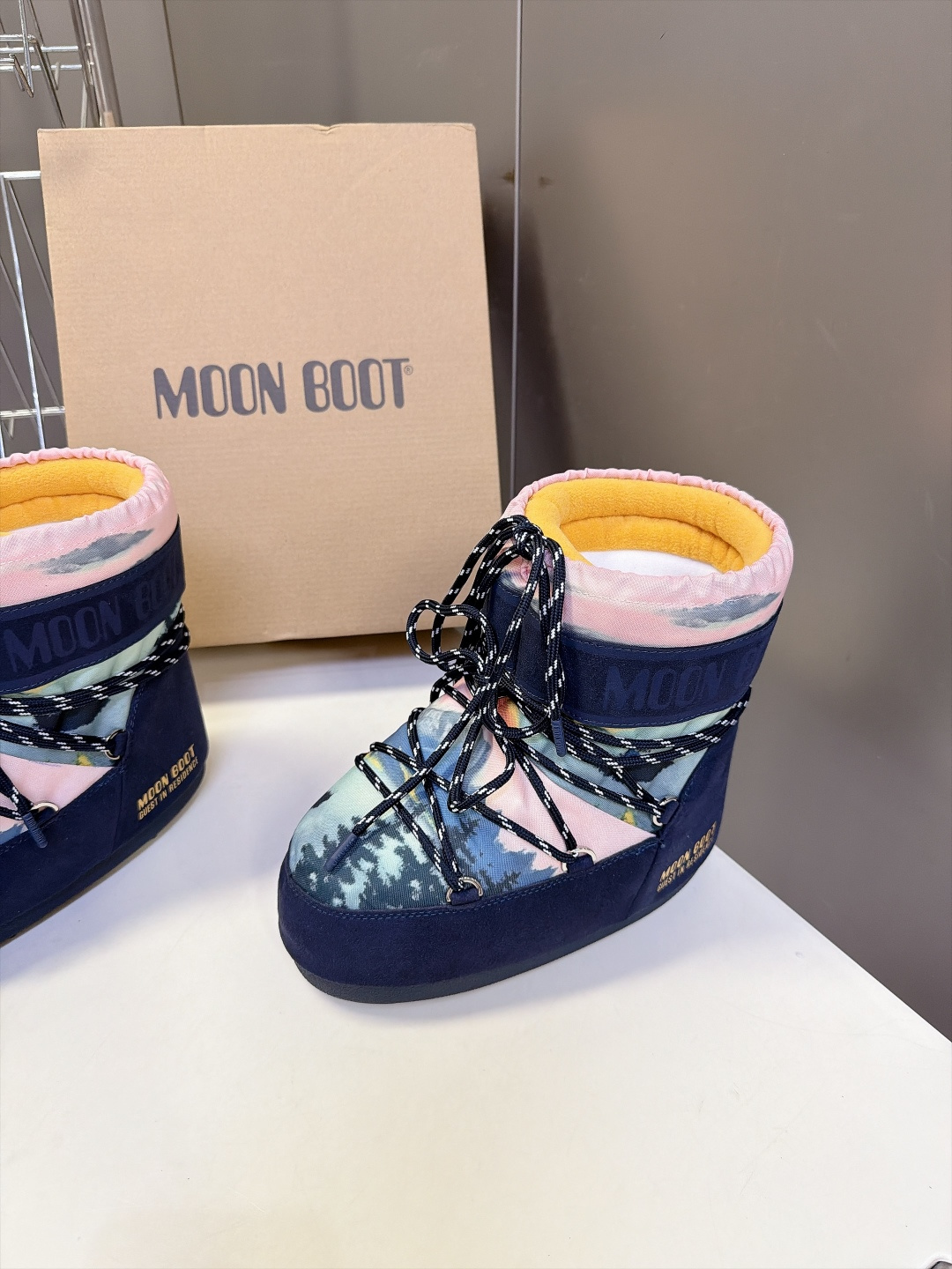 Moon Boot 秋冬最新款雪地靴 丑萌滑雪鞋 超多明星网红种草 秋冬滑雪必备款 现在有一款更另类的雪地靴又杀回来了 