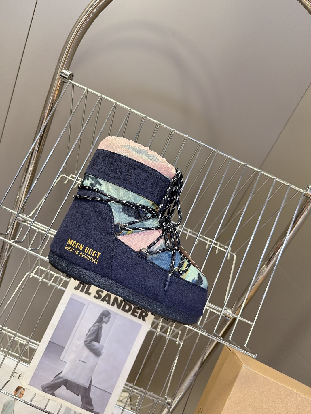 Moon Boot 秋冬最新款雪地靴 丑萌滑雪鞋 超多明星网红种草 秋冬滑雪必备款 现在有一款更另类的雪地靴又杀回来了 