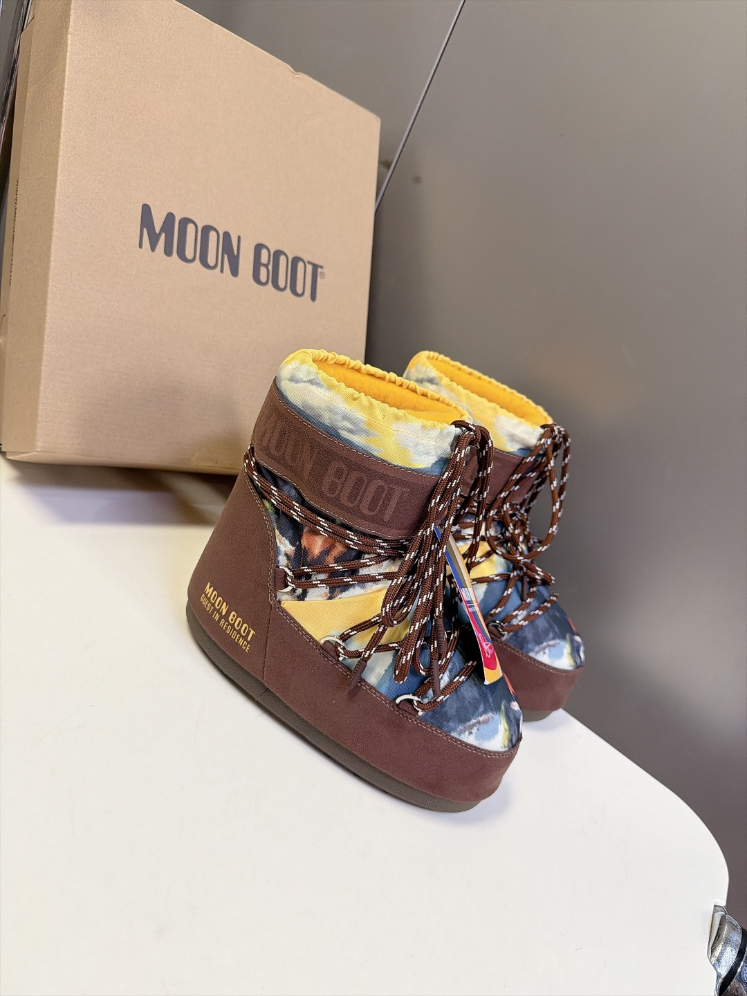 Moon Boot 秋冬最新款雪地靴 丑萌滑雪鞋 超多明星网红种草 秋冬滑雪必备款 现在有一款更另类的雪地靴又杀回来了 Moon Boot 秋冬最新款雪地靴 丑萌滑雪鞋 超多明星网红种草 秋冬滑雪必备款 现在有一款更另类的雪地靴又杀回来了