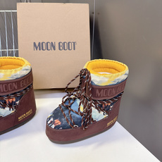 Moon Boot 秋冬最新款雪地靴 丑萌滑雪鞋 超多明星网红种草 秋冬滑雪必备款 现在有一款更另类的雪地靴又杀回来了 Moon Boot 秋冬最新款雪地靴 丑萌滑雪鞋 超多明星网红种草 秋冬滑雪必备款 现在有一款更另类的雪地靴又杀回来了