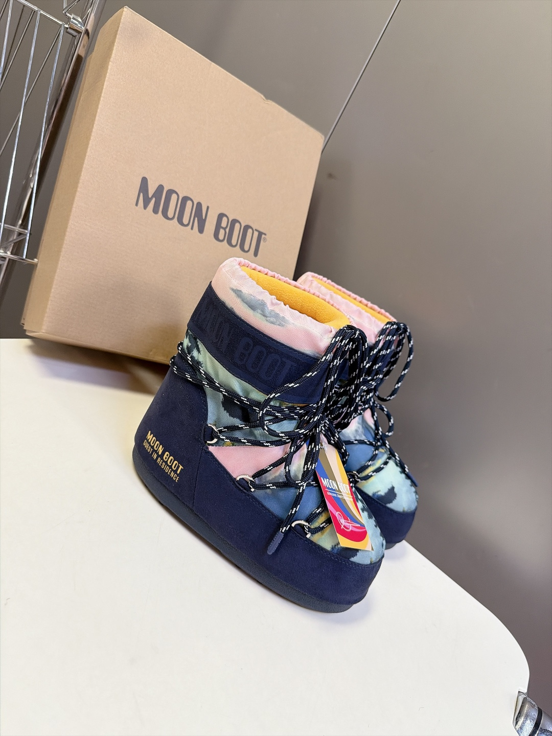 Moon Boot 秋冬最新款雪地靴 丑萌滑雪鞋 超多明星网红种草 秋冬滑雪必备款 现在有一款更另类的雪地靴又杀回来了 
